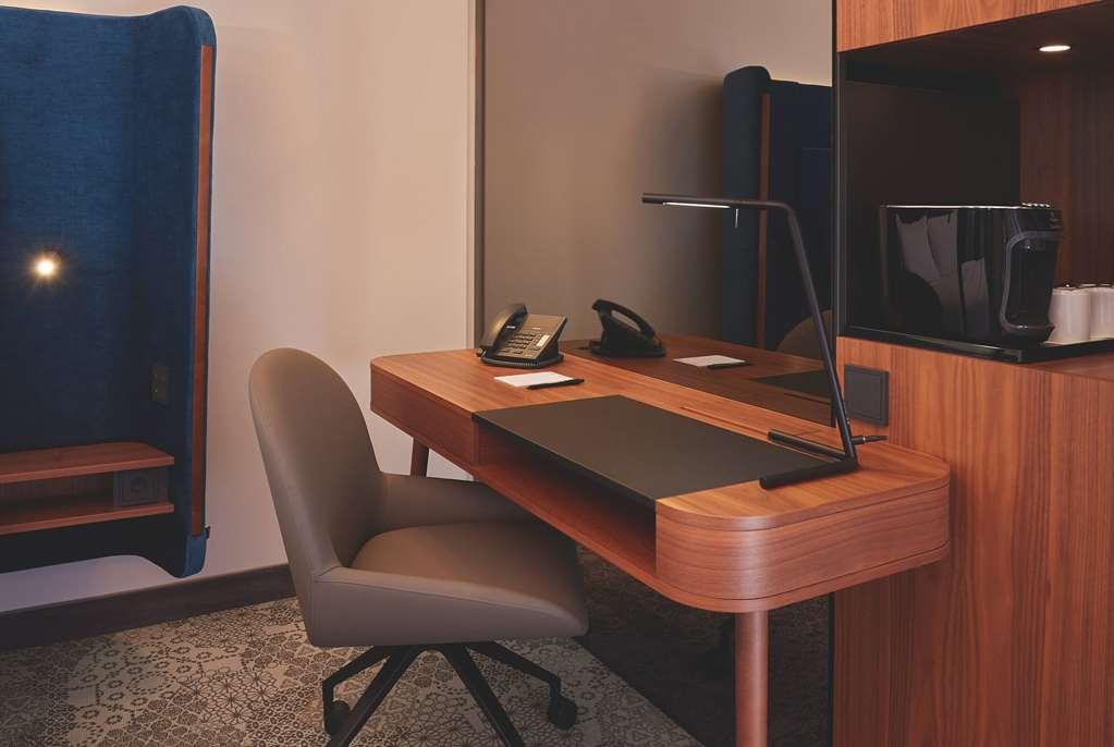 ハイペリオン ホテル ミュンヘン 部屋 写真 A typical hotel room with a computer, telephone, and television