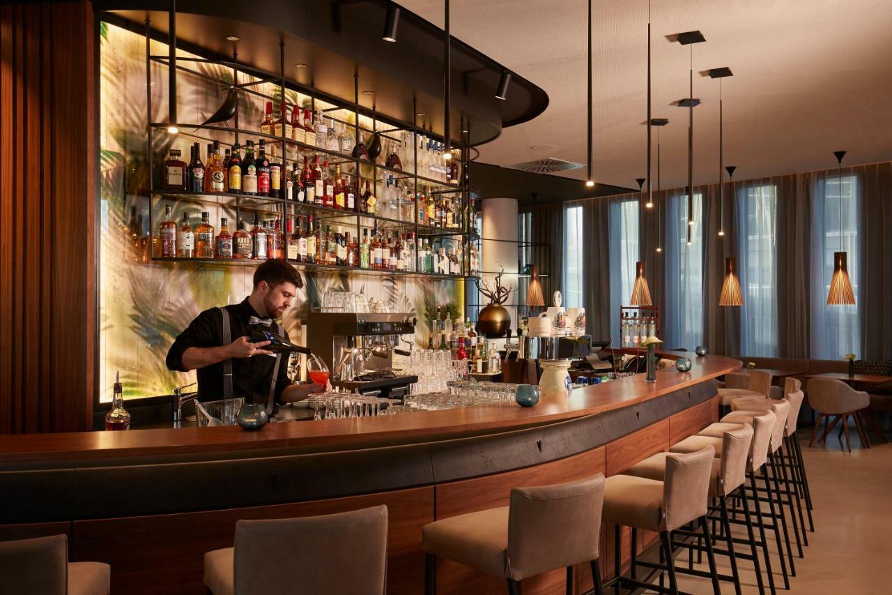 ハイペリオン ホテル ミュンヘン エクステリア 写真 The bar at the restaurant