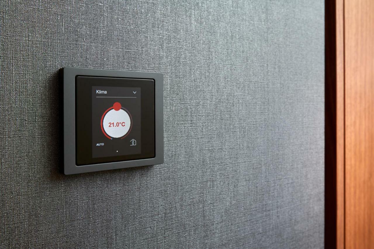 ハイペリオン ホテル ミュンヘン エクステリア 写真 A wall-mounted thermostat